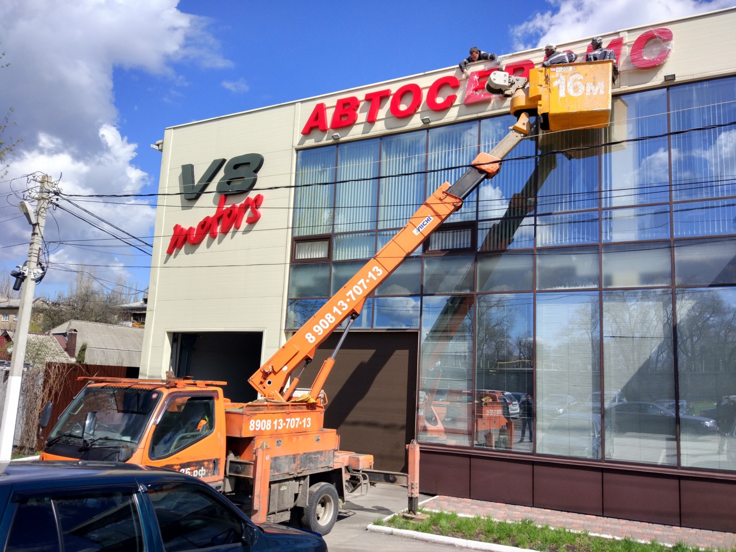 автовышка для монтажа рекламы в Воронеже